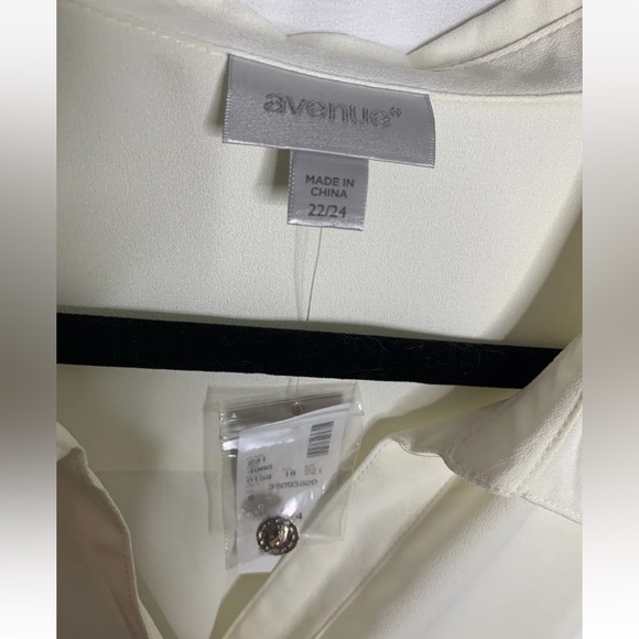 3/$30 NWT Avenue Size
22/24 Button Up Blouse 3/4
Pleated Kimono Style Sleeve - Picture 6 of 16